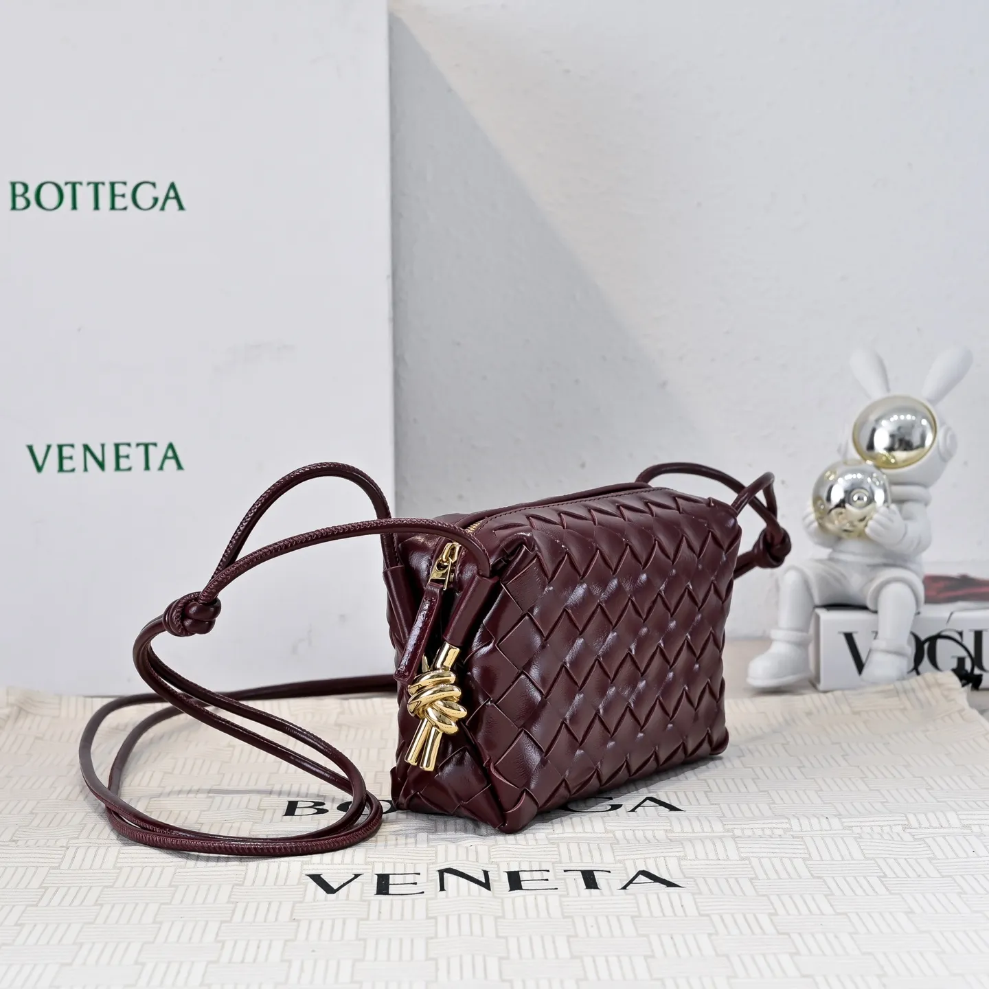 Batch 1560 𝗕𝗼𝘁𝘁𝗲𝗴𝗮 𝗩𝗲𝗻𝗲𝘁𝗮———— The latest version of the loop camera bag💥 from BV’s King of Cost-Effectiveness counter, large woven texture➕Ultra-high quality cow wax leather as always, with zipper, hardware decoration on both sides, adjustable drawstring, especially suitable for the tummy💫Can hold anything, very light weight, suitable🈴️for girls of all ages, size: 17*10*6cm Style number: 6125
